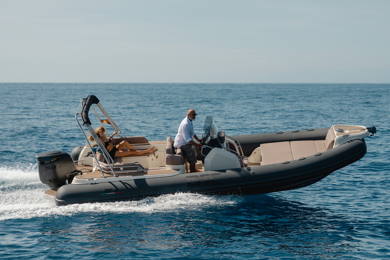 Semi-rigide — Bateau rapide · jusqu'à 8 personnes
